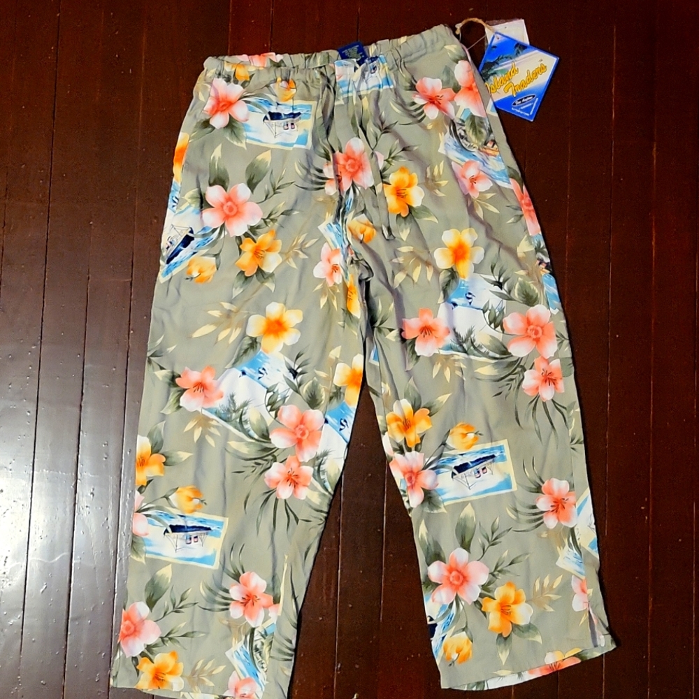 Wide leg capris, nwt.